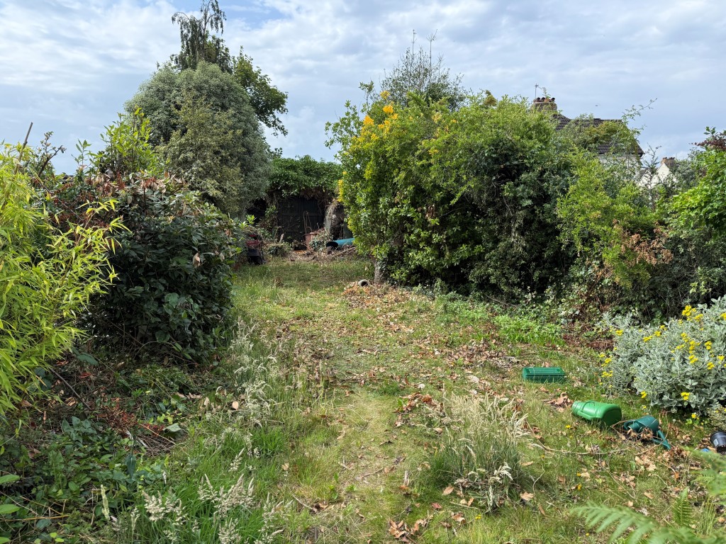 Lot: 90 - SEMI-DETACHED HOUSE FOR IMPROVEMENT - Rear garden